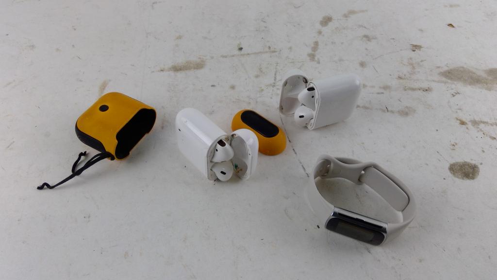 Apple Airpods And More 3 Pieces