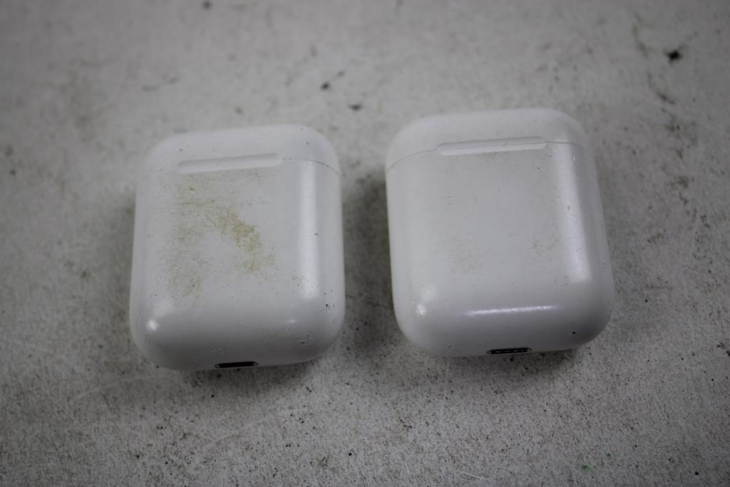 Apple Airpods In Case, 2 Pieces