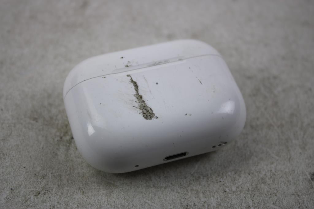 Apple AirPods Pro 2 With Charging Case