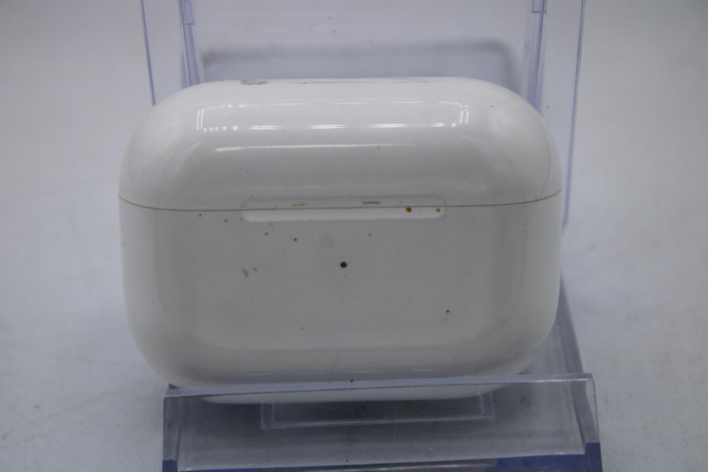 Apple AirPods Pro With Charging Case