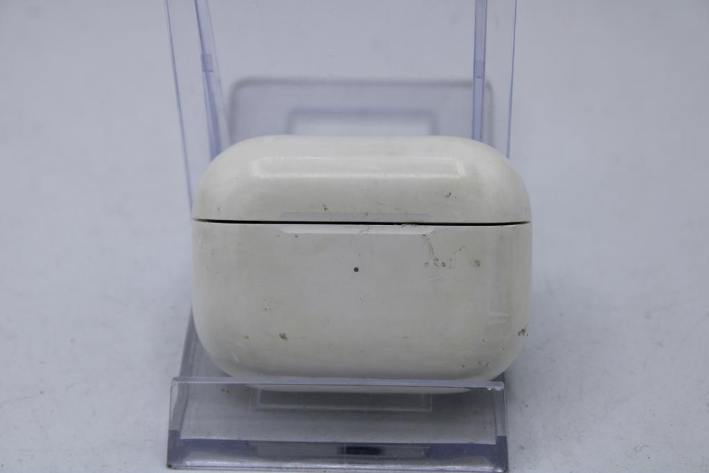 Apple AirPods Pro With Charging Case