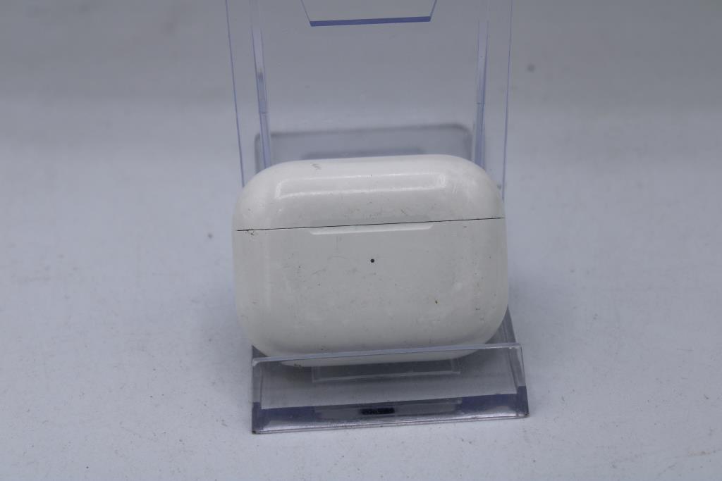 Apple AirPods Pro With Charging Case