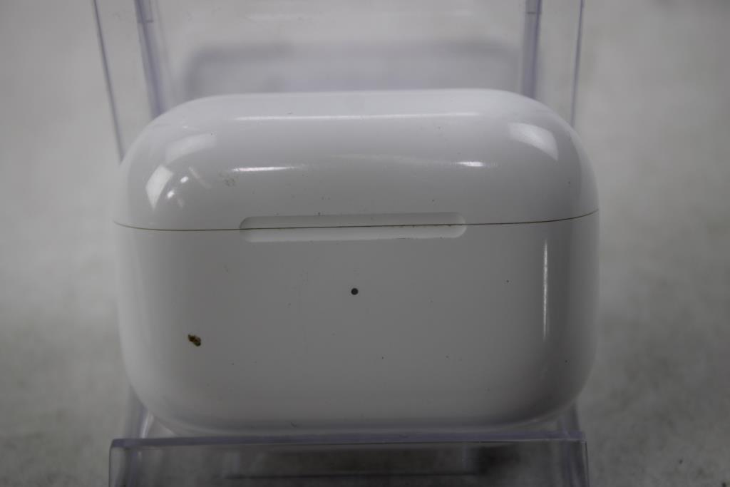 Apple AirPods Pro With Charging Case