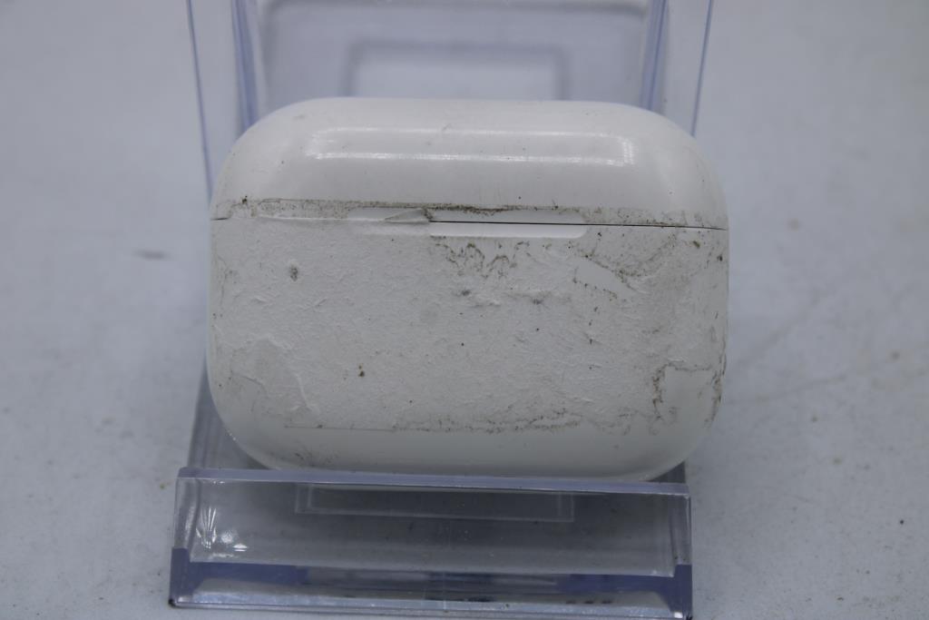 Apple AirPods Pro With Charging Case