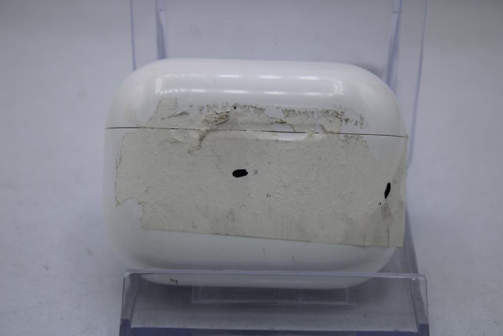 Apple AirPods Pro With Charging Case