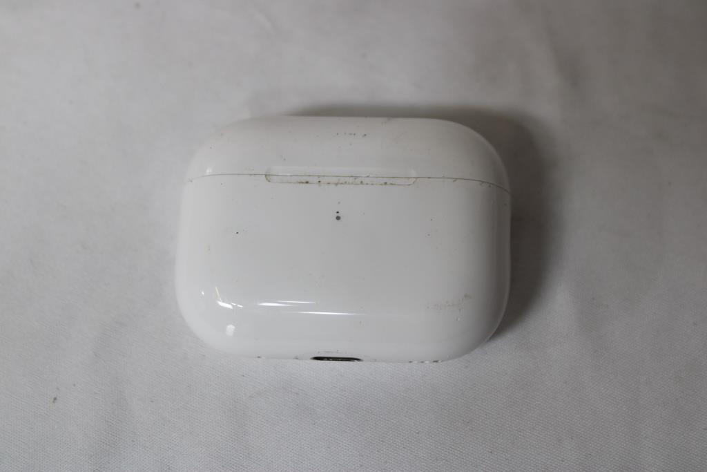 Apple AirPods Pro With Charging Case