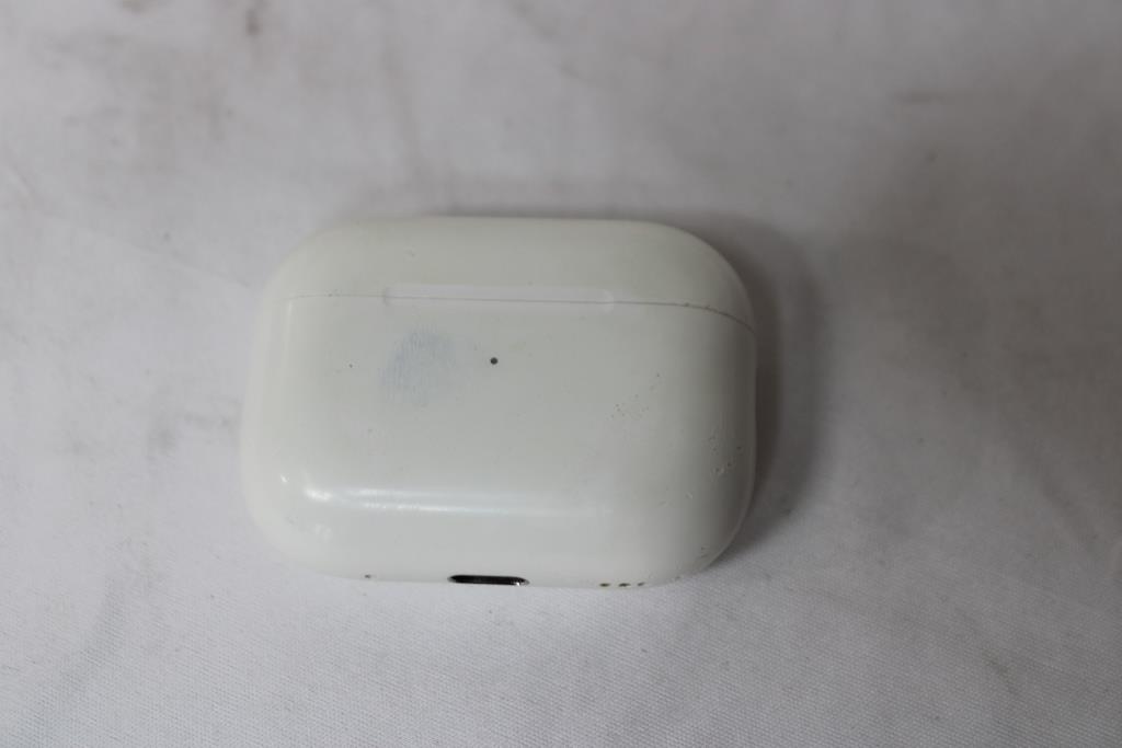 Apple AirPods Pro With Charging Case