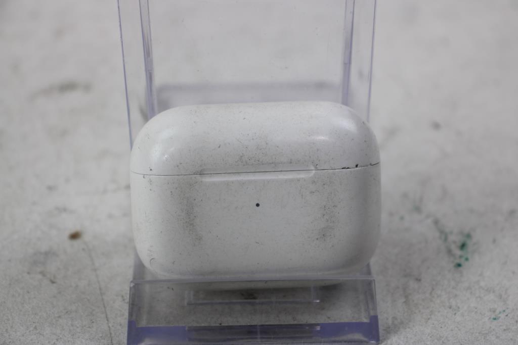 Apple AirPods Pro With Charging Case