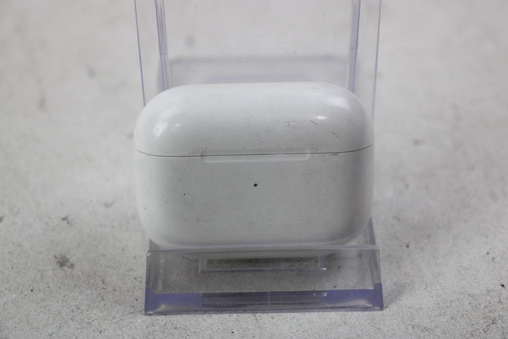 Apple AirPods Pro With Charging Case