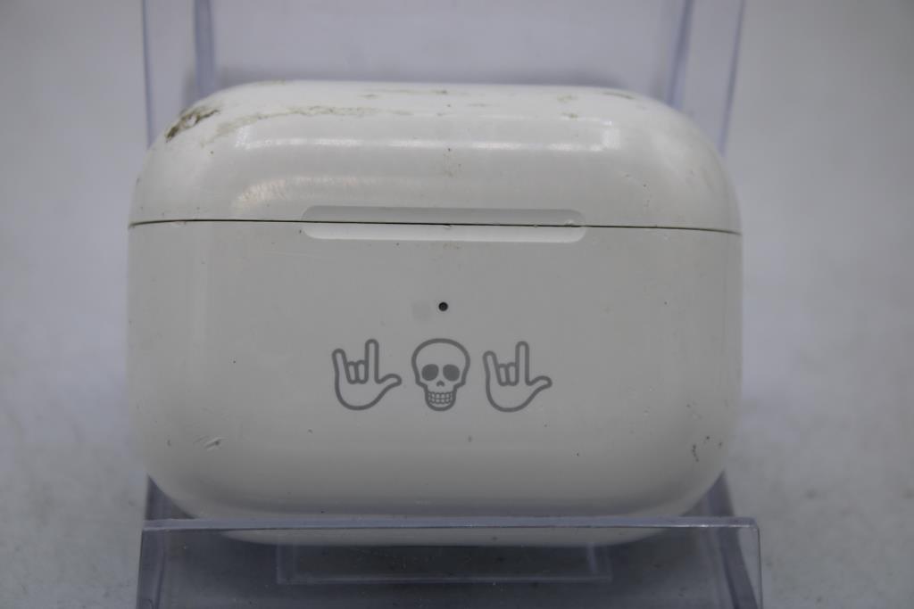 Apple AirPods Pro With Charging Case