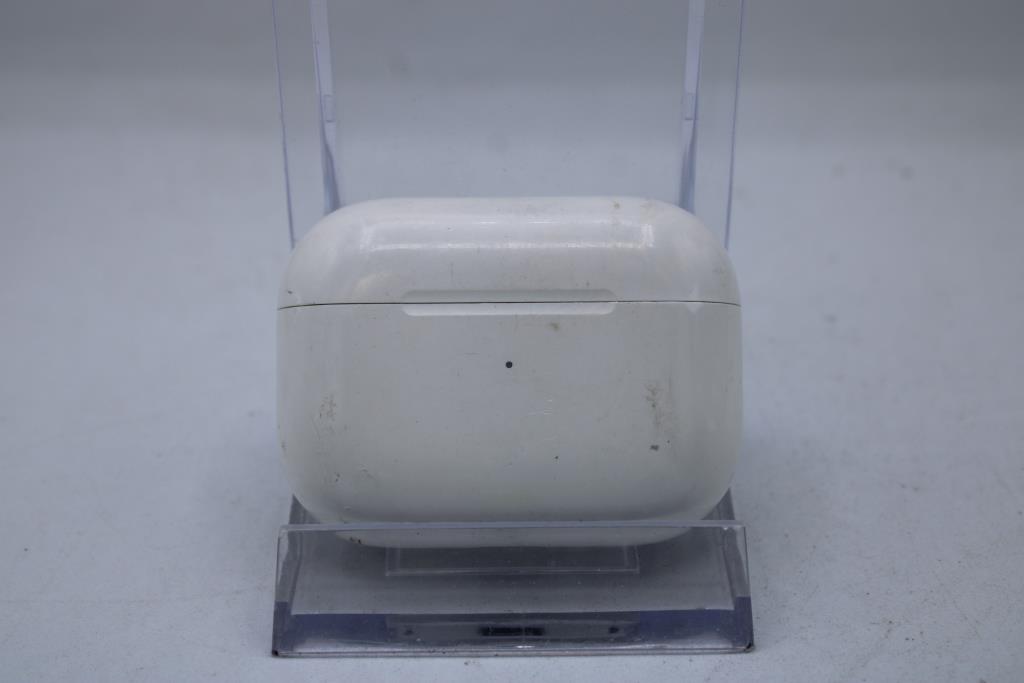 Apple AirPods Pro With Charging Case