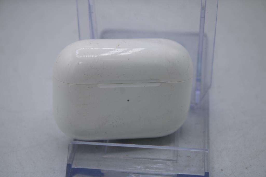 Apple AirPods Pro With Charging Case
