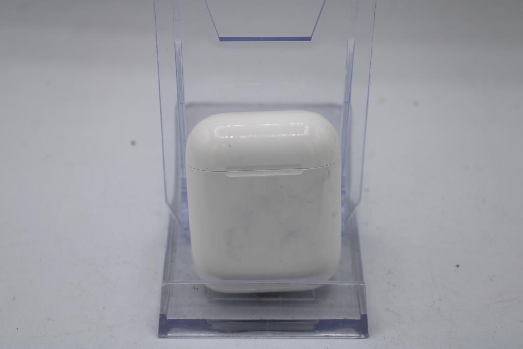 Apple AirPods With Charging Case