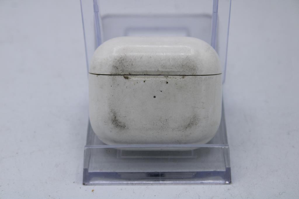 Apple AirPods With Charging Case