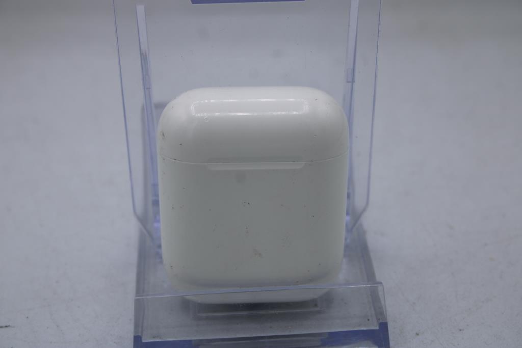 Apple AirPods With Charging Case