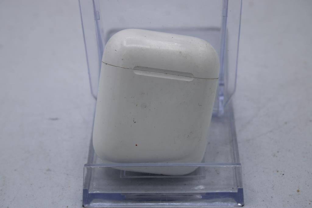 Apple AirPods With Charging Case