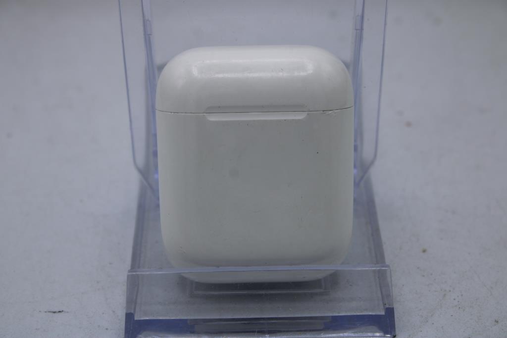 Apple AirPods With Charging Case