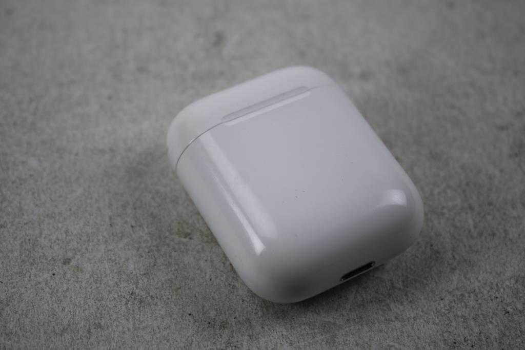 Apple AirPods With Charging Case