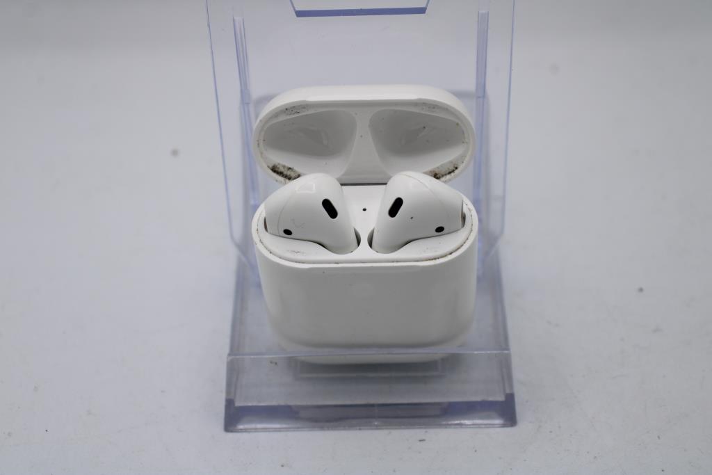 Apple AirPods With Charging Case