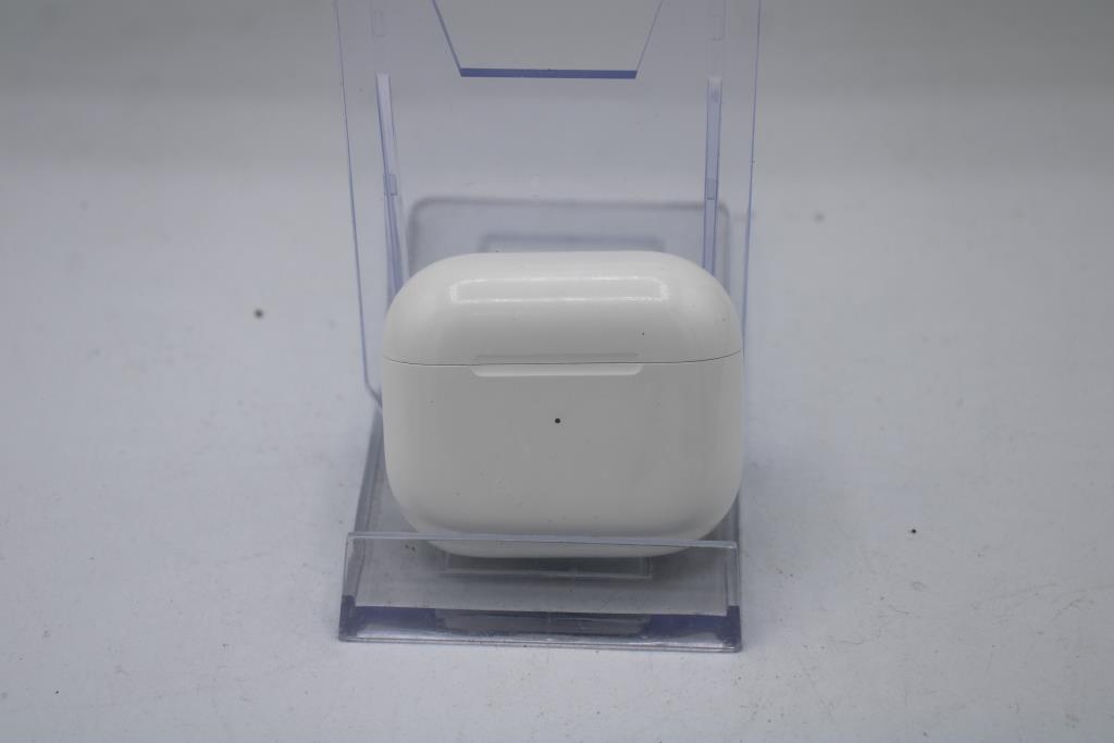 Apple AirPods With Charging Case