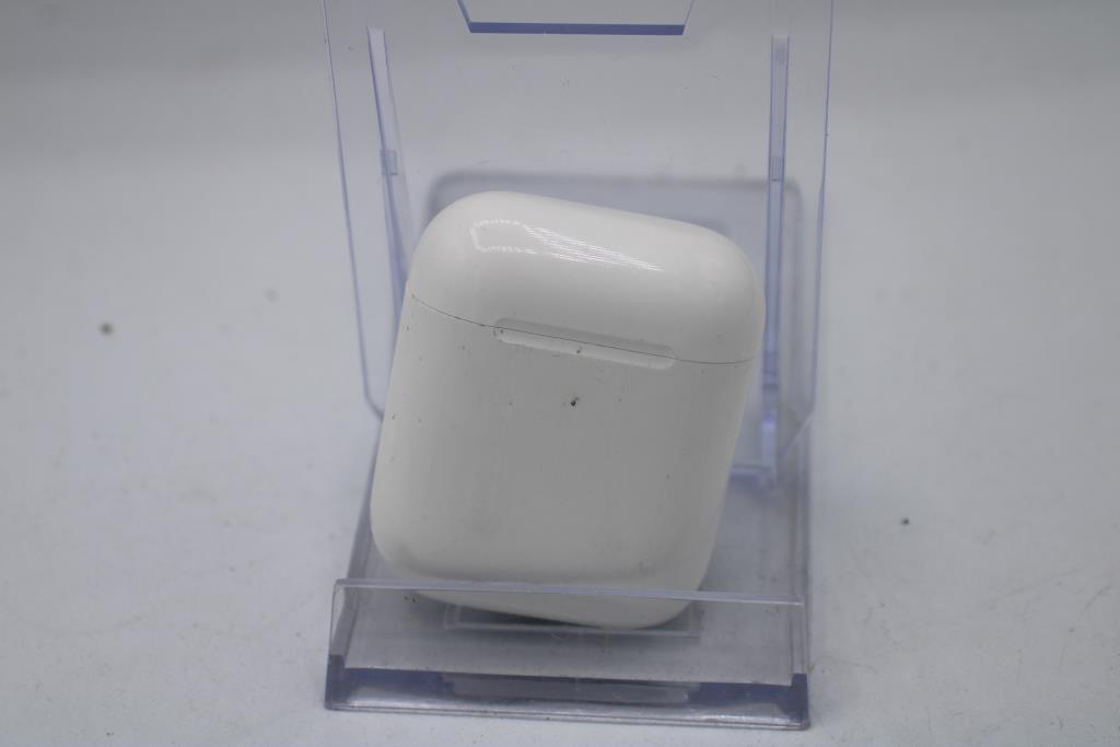 Apple AirPods With Charging Case