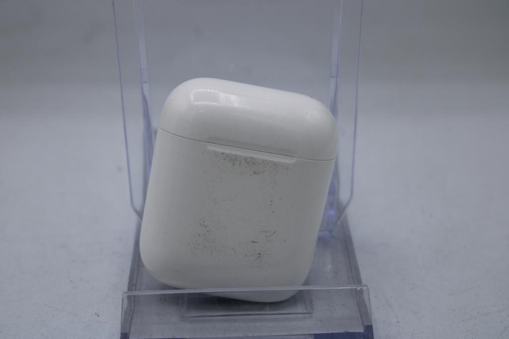 Apple AirPods With Charging Case
