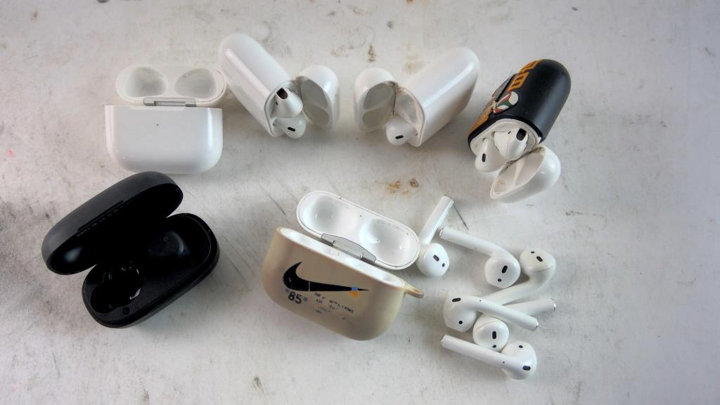 Apple And Tozso Earbuds Bulk Lot, 6 Pieces Property Room