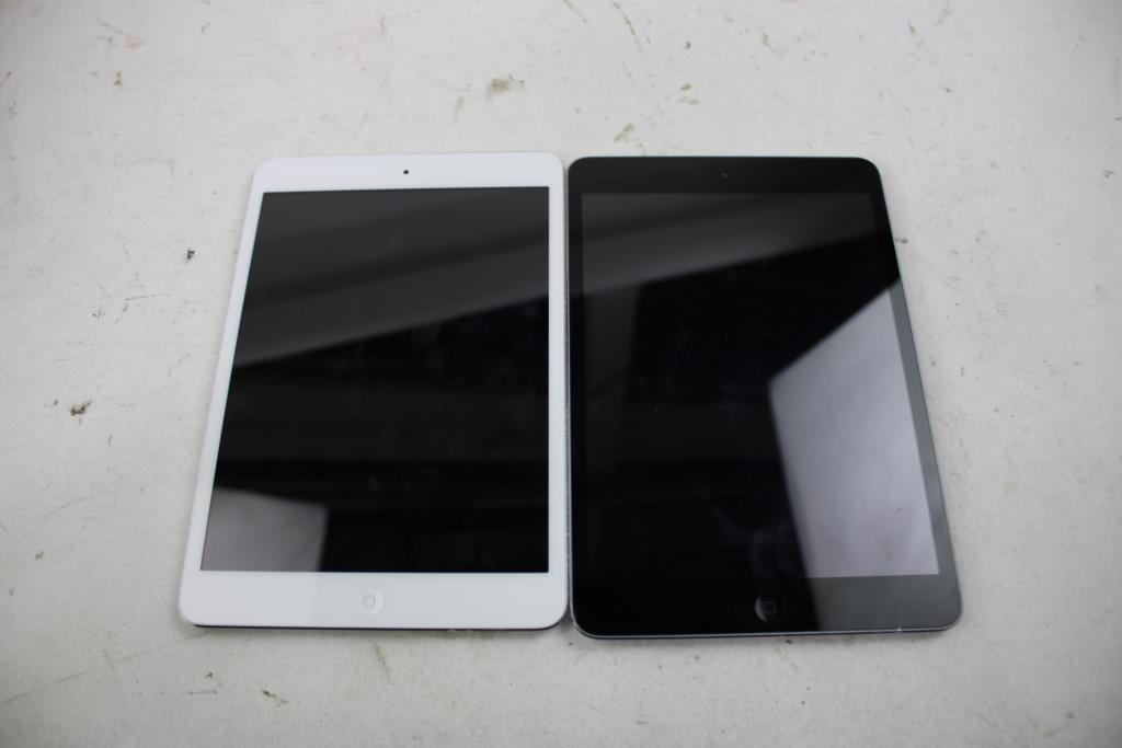 Apple IPad Bulk Lot, 2 Pieces, SOLD FOR PARTS