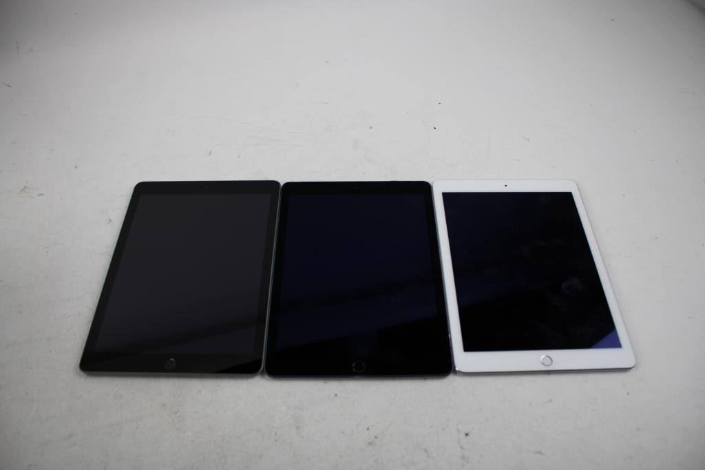 Apple IPad Bulk Lot, 3 Pieces, SOLD FOR PARTS