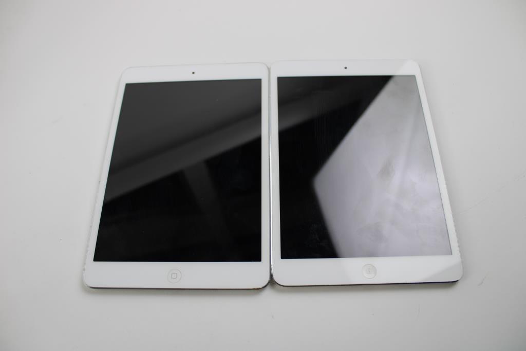 Apple IPads Bulk Lot, 2 Pieces, SOLD FOR PARTS