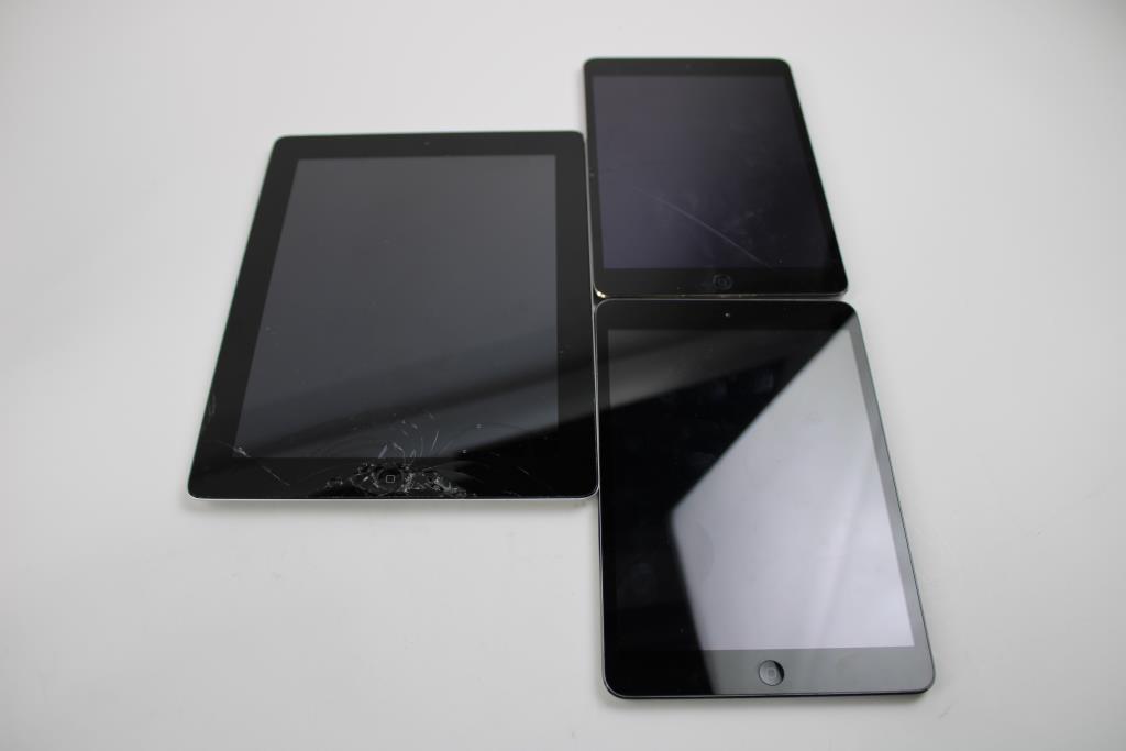 Apple IPads Bulk Lot, 3 Pieces, SOLD FOR PARTS