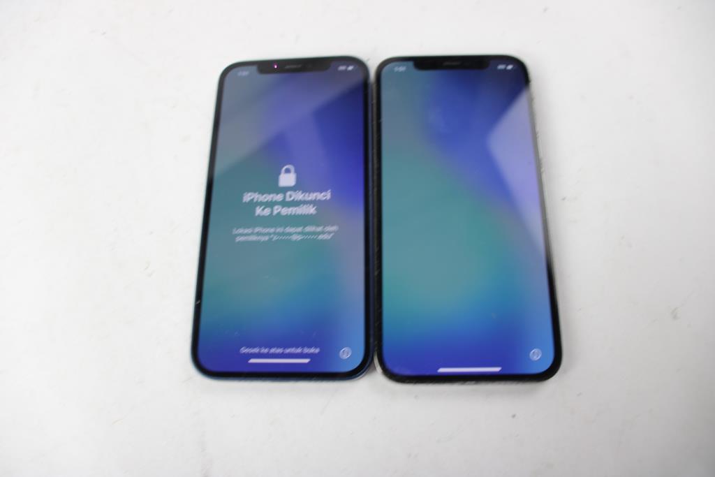 Apple IPhone Lot, 2 Pieces, Sold For Parts