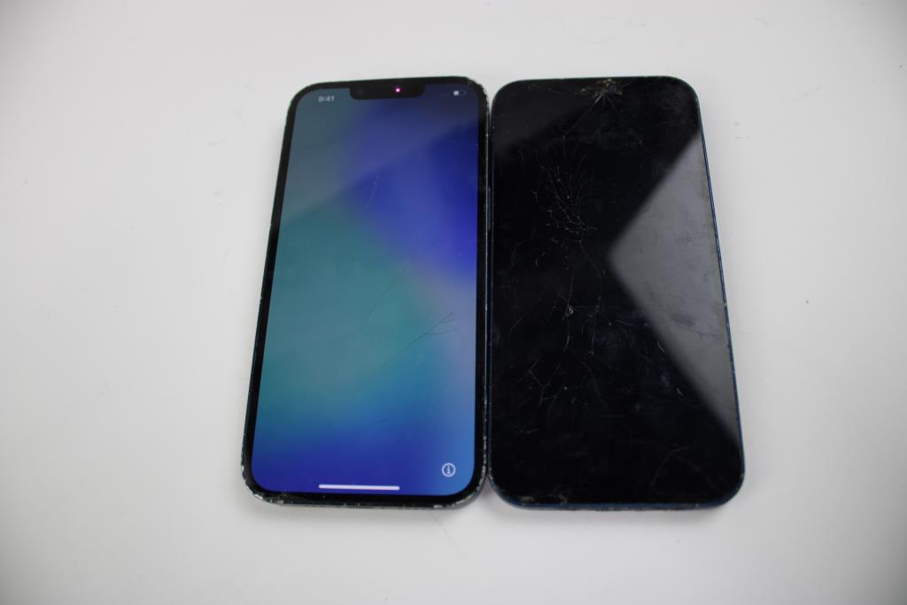 Apple IPhone Lot, 2 Pieces, Sold For Parts