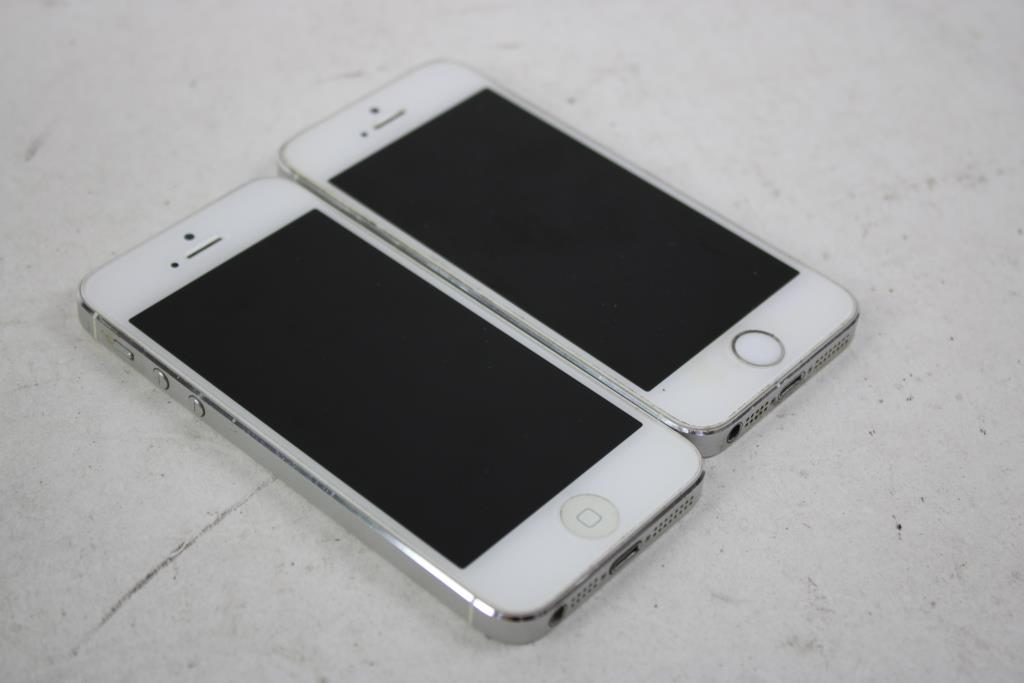 Apple IPhone Lot, 2 Pieces, Sold For Parts