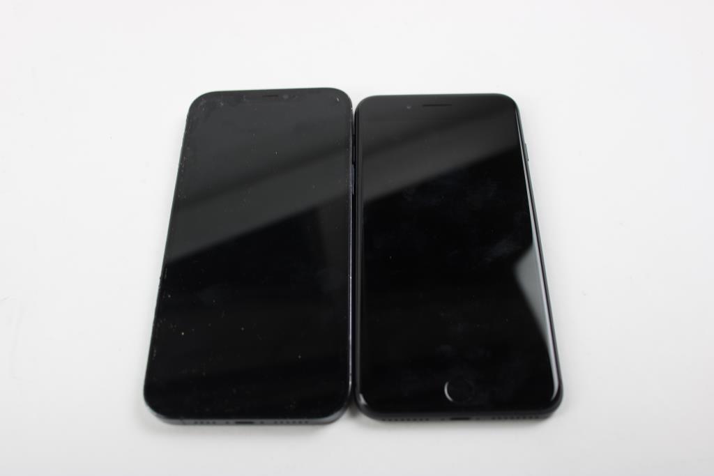 Apple IPhone Lot, 2 Pieces, Sold For Parts