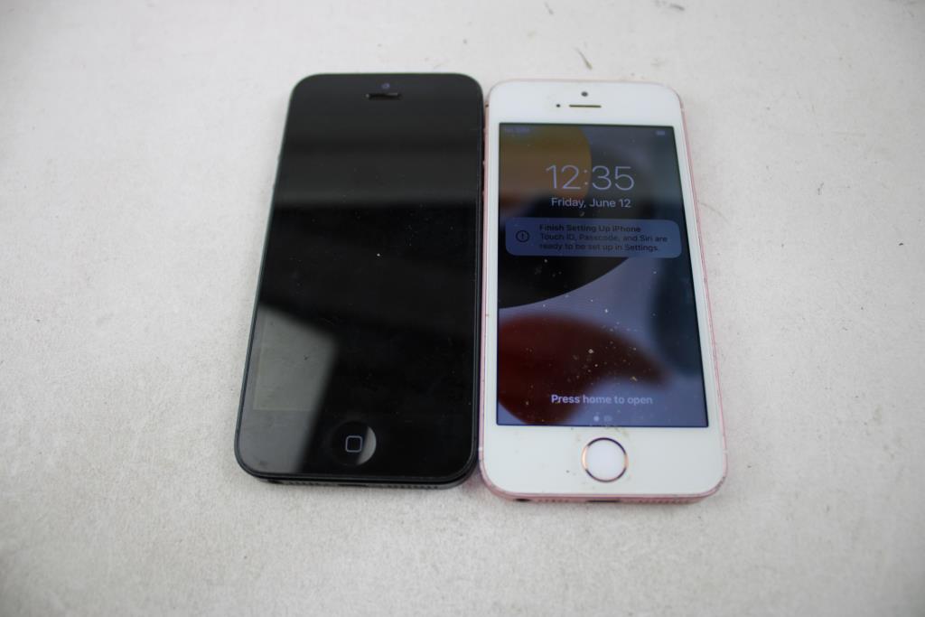 Apple IPhone Lot, 2 Pieces, Sold For Parts