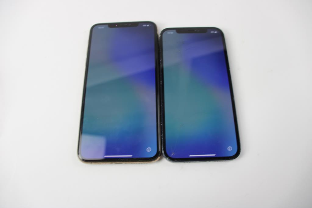 Apple IPhone Lot, 2 Pieces, Sold For Parts