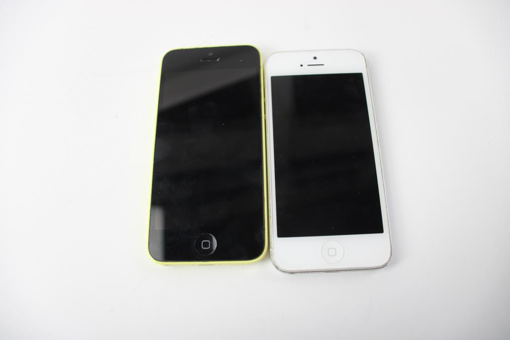 Apple IPhone Lot, 2 Pieces, Sold For Parts