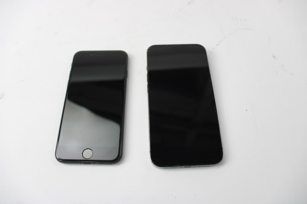 Apple IPhone Lot, 2 Pieces, Sold For Parts