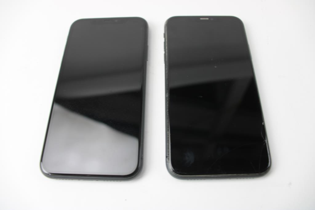 Apple IPhone Lot, 2 Pieces, Sold For Parts