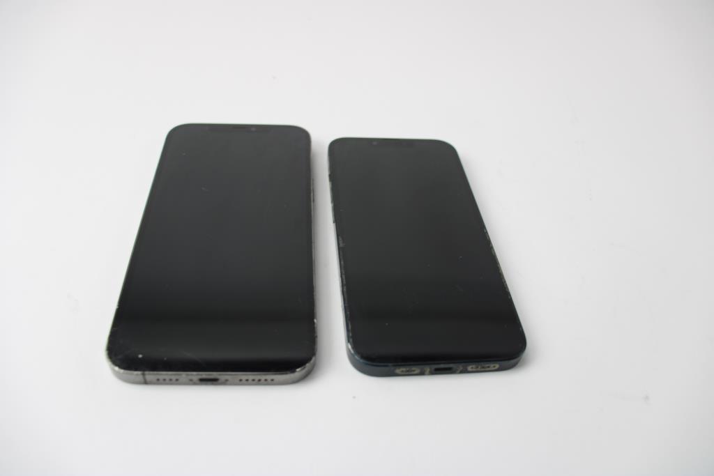 Apple IPhone Lot, 2 Pieces, Sold For Parts