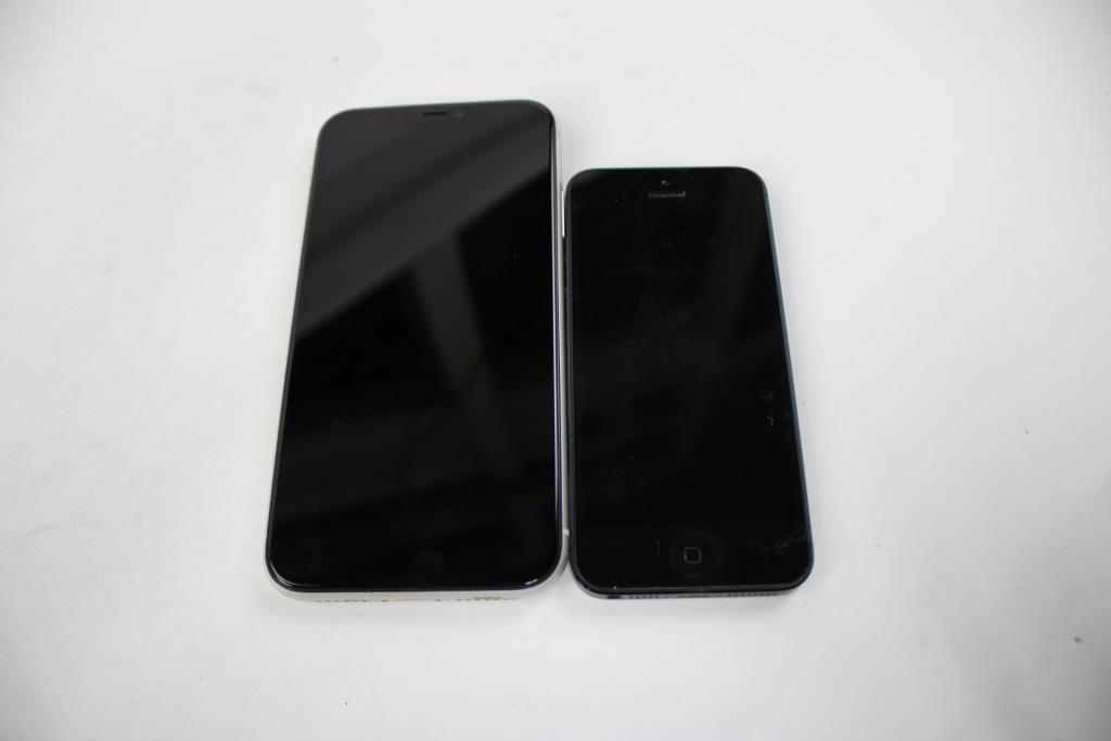 Apple IPhone Lot, 2 Pieces, Sold For Parts