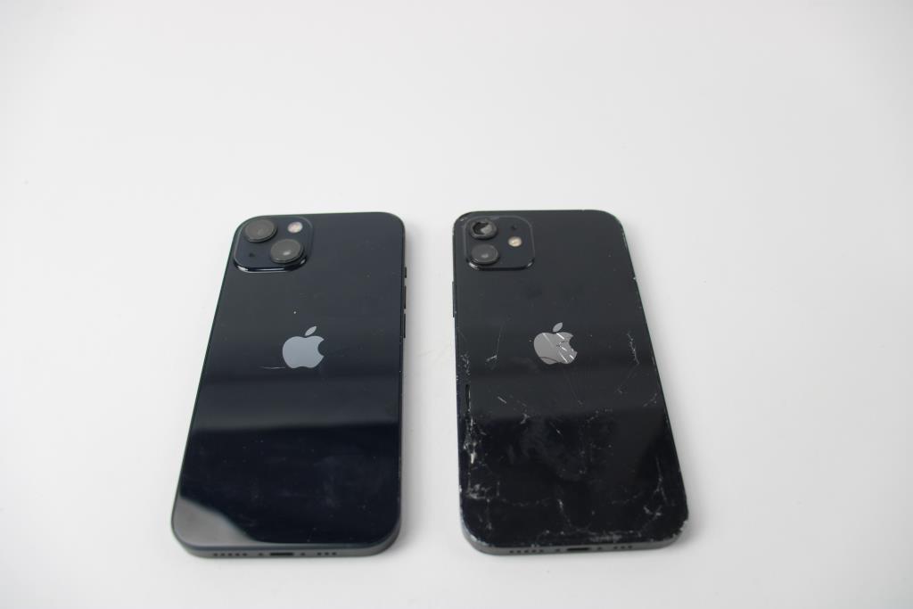 Apple IPhone Lot, 2 Pieces, Sold For Parts