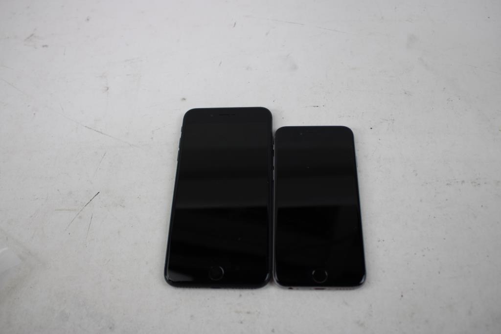 Apple IPhone Lot, 2 Pieces, Sold For Parts