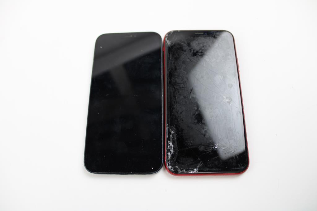 Apple IPhone Lot, 2 Pieces, Sold For Parts