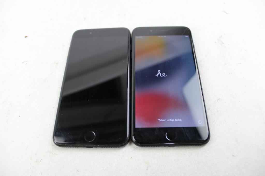 Apple IPhone Lot, 2 Pieces, Sold For Parts