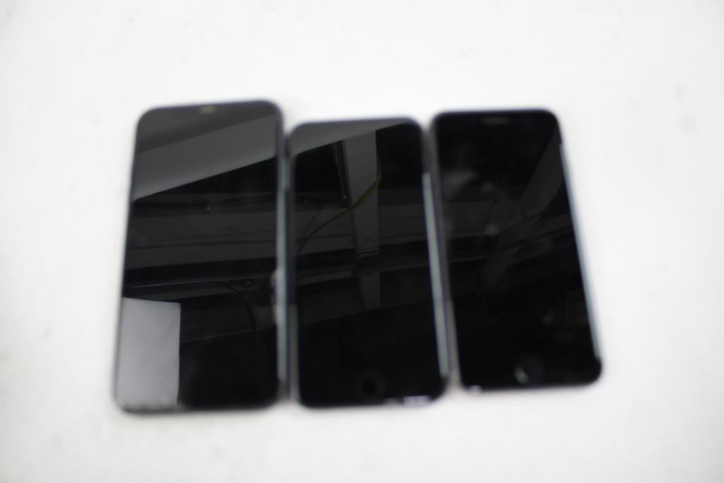 Apple IPhone Lot, 3 Pieces Sold For Parts