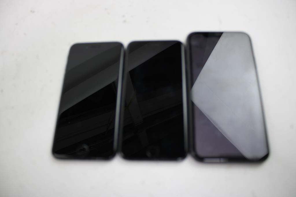 Apple IPhone Lot, 3 Pieces, Sold For Parts