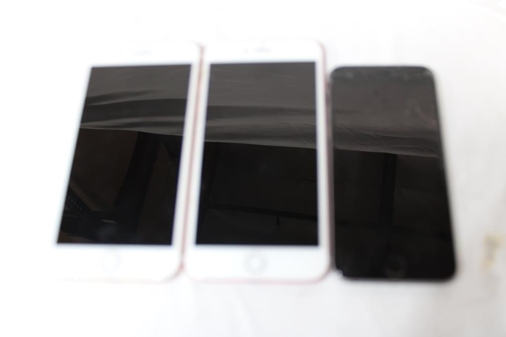 Apple IPhone Lot, 3 Pieces, Sold For Parts