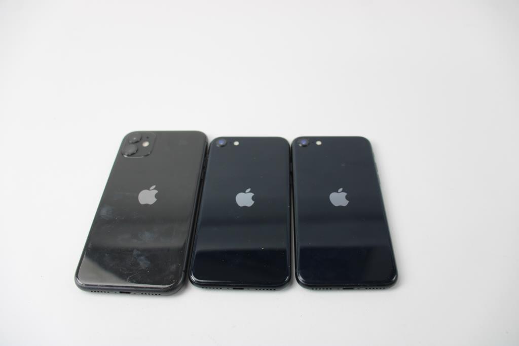 Apple IPhone Lot, 3 Pieces, Sold For Parts